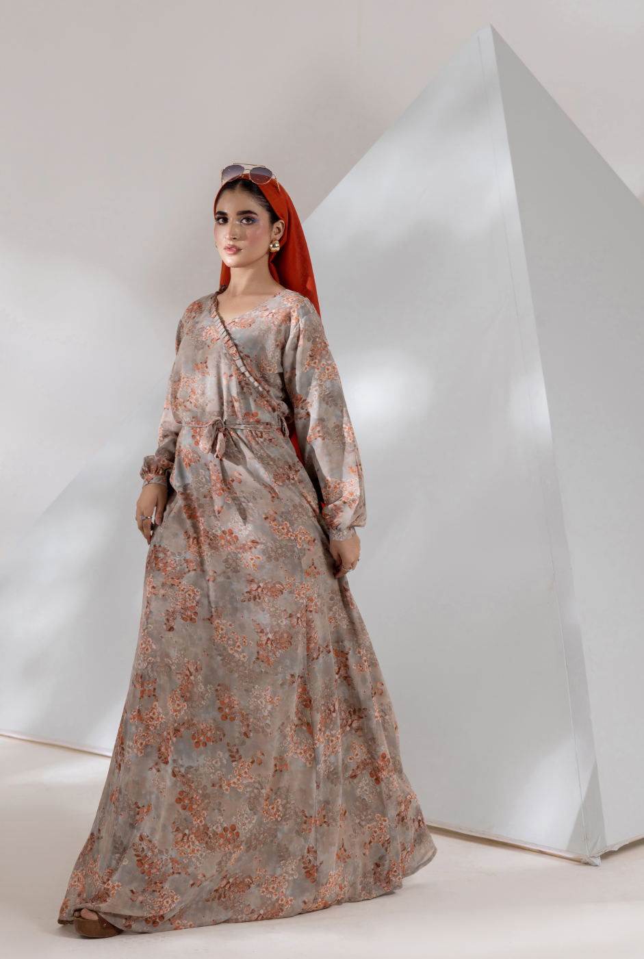 Model styling Mahira pebble chiffon maxi with adjustable belt 
